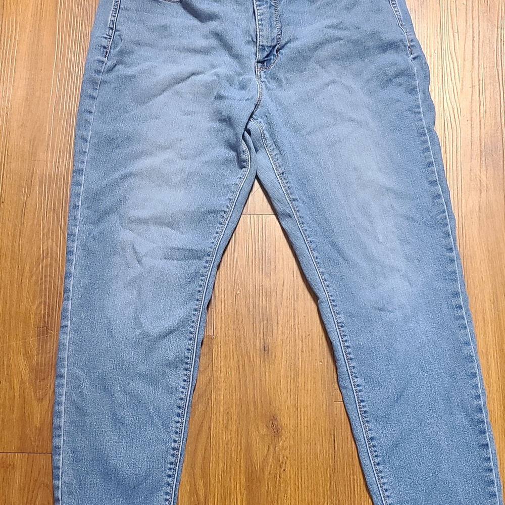 Blue Straight Leg Jeans with Classic Denim Style